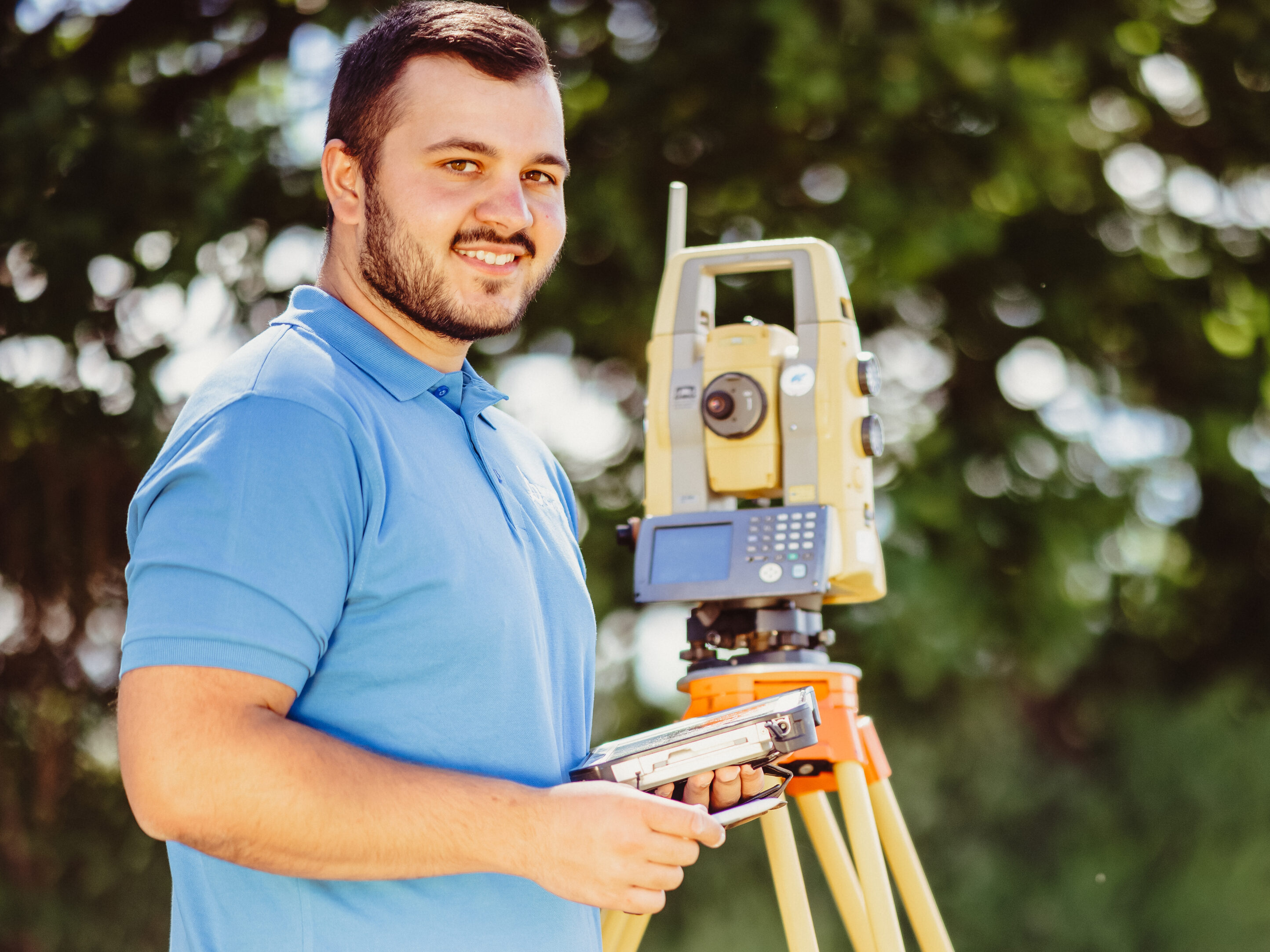 Vermessungstechniker Niklas Look vom Vermessungsbüro Strauß & Benzel